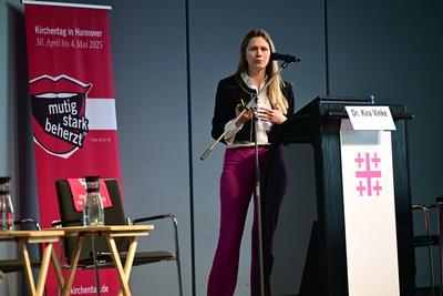 Podium Wenn die Heimat unbewohnbar wird-stock-photo