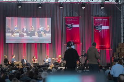 Podium Klimapolitik zwischen Technik und Genuegsamkeit-stock-foto
