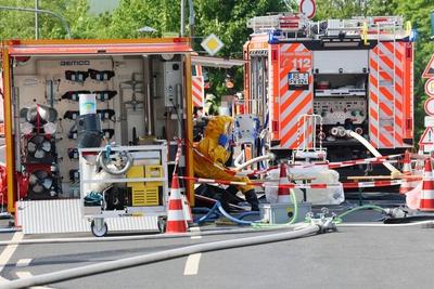 Gro?er Einsatz wegen thermischer Reaktionen mehrerer Chemikalien in Remscheid-stock-foto