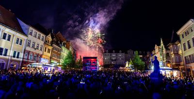 01.05.2025, GER, Kultur / Volksfest, Thueringentag in der Residenzstadt Gotha / 1250 Jahre Stadtfest, Musiksynchrones Feuerwerk An Der Wasserkunst-stock-foto