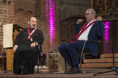 Dialogbibelarbeit am Kirchentag mit Bischof Emmanuel von Christoupolis-stock-foto