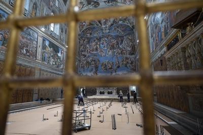ITALY -  SETTING UP OF THE SISTINE CHAPEL AND INSTALLATION OF THE CHIMNEY BEFORE THE START OF THE CONCLAVE - 2025/5/3-stock-foto