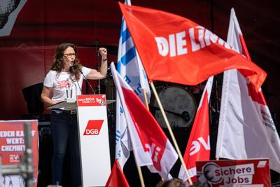 DGB Bundesvorsitzende Yasmin Fahimi bei Maidemonstration-stock-foto