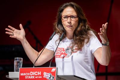 DGB Bundesvorsitzende Yasmin Fahimi bei Maidemonstration-stock-foto