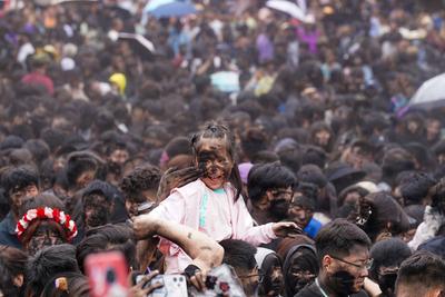 PU ER, CHINA - MAY 02: People take part in a folk event called daubing face black on May 2, 2025 in Mojiang Hani Autonom-stock-foto