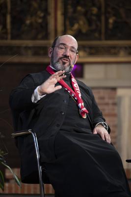 Dialogbibelarbeit am Kirchentag mit Bischof Emmanuel von Christoupolis-stock-foto