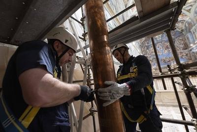 ITALY -  SETTING UP OF THE SISTINE CHAPEL AND INSTALLATION OF THE CHIMNEY BEFORE THE START OF THE CONCLAVE - 2025/5/3-stock-foto