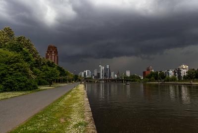 Gewitterfront ?ber Frankfurt-stock-foto