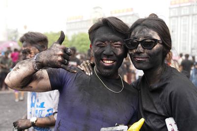 PU ER, CHINA - MAY 02: People take part in a folk event called daubing face black on May 2, 2025 in Mojiang Hani Autonom-stock-foto