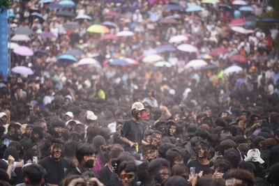 PU ER, CHINA - MAY 02: People take part in a folk event called daubing face black on May 2, 2025 in Mojiang Hani Autonom-stock-foto