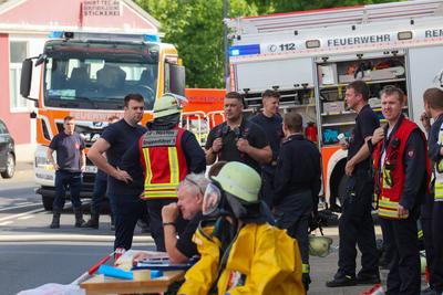 Gro?er Einsatz wegen thermischer Reaktionen mehrerer Chemikalien in Remscheid-stock-foto