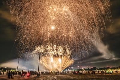 Gigantisches Feuerwerk ?ber dem M?nchner Fr?hlingsfest, Freitagabend, M?nchen, 2. Mai 2025-stock-foto