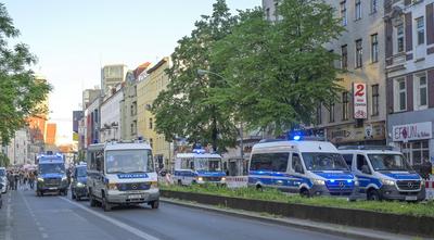 Polizei an der Spitze der Demo, Revolution?re 1. Mai -Demonstration. 01.05.2025, Karl-Marx-Stra?e, Neuk?lln, Berlin, Deutschland-stock-photo