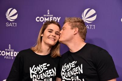 Comedian Hazel Brugger und ihr Mann Thomas Spitzer kommen zur Verleihung des Deutschen Comedypreises 2021 *** Comedian H-stock-foto