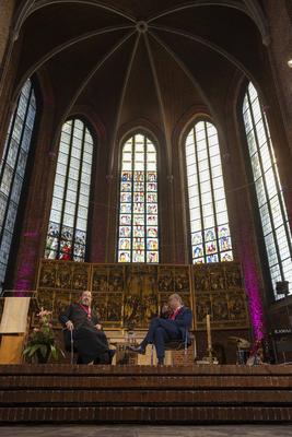 Dialogbibelarbeit am Kirchentag mit Bischof Emmanuel von Christoupolis-stock-foto