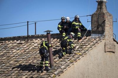 ITALY -  SETTING UP OF THE SISTINE CHAPEL AND INSTALLATION OF THE CHIMNEY BEFORE THE START OF THE CONCLAVE - 2025/5/3-stock-foto