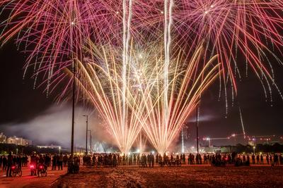 Farbenpr?chtiges Feuerwerk ?ber dem M?nchner Fr?hlingsfest, Freitagabend, M?nchen, 2. Mai 2025-stock-foto
