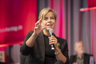 Podium Klimapolitik zwischen Technik und Genuegsamkeit-stock-foto