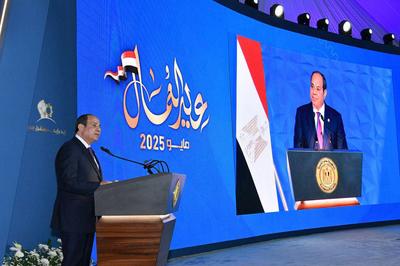 Egyptian President Abdel Fattah El-Sisi participates in the Labor Day celebrations at the Suez Steel Company headquarters-stock-foto