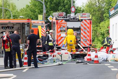 Gro?er Einsatz wegen thermischer Reaktionen mehrerer Chemikalien in Remscheid-stock-foto
