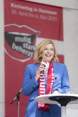 Bundestagspraesidentin Julia Kloeckner  auf dem roten Sofa-stock-photo