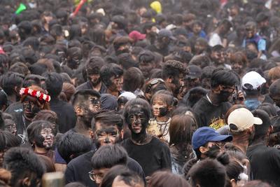 PU ER, CHINA - MAY 02: People take part in a folk event called daubing face black on May 2, 2025 in Mojiang Hani Autonom-stock-foto