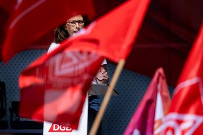 DGB Bundesvorsitzende Yasmin Fahimi bei Maidemonstration-stock-foto