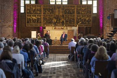 Dialogbibelarbeit am Kirchentag mit Bischof Emmanuel von Christoupolis-stock-foto