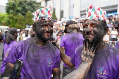 PU ER, CHINA - MAY 02: People take part in a folk event called daubing face black on May 2, 2025 in Mojiang Hani Autonom-stock-foto