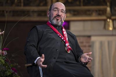 Dialogbibelarbeit am Kirchentag mit Bischof Emmanuel von Christoupolis-stock-foto