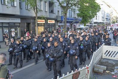 Polizei an der Spitze der Demo, Revolution?re 1. Mai -Demonstration. 01.05.2025, Karl-Marx-Stra?e, Neuk?lln, Berlin, Deutschland-stock-photo