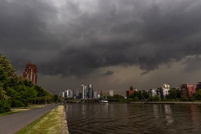 Gewitterfront ?ber Frankfurt-stock-foto