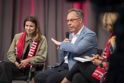 Podium Klimapolitik zwischen Technik und Genuegsamkeit-stock-foto