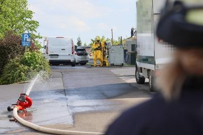 Gro?er Einsatz wegen thermischer Reaktionen mehrerer Chemikalien in Remscheid-stock-foto