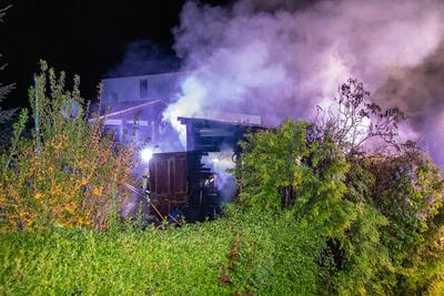 Feuerwehr r?ckt zu Schuppenbrand aus ? Zwei Eins?tze binnen kurzer Zeit-stock-photo