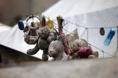 Palestinian man Feras Wishah, 40, is living in a tent erected atop the ruins of his destroyed home in Al-Bureij refugee camp in central Gaza, on 03 May 2025. after losing 18 members of his family in an Israeli airstrike that targeted their house-stock-foto