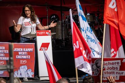DGB Bundesvorsitzende Yasmin Fahimi bei Maidemonstration-stock-foto