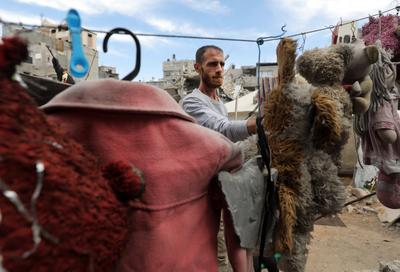 Palestinian man Feras Wishah, 40, is living in a tent erected atop the ruins of his destroyed home in Al-Bureij refugee camp in central Gaza, on 03 May 2025. after losing 18 members of his family in an Israeli airstrike that targeted their house-stock-foto