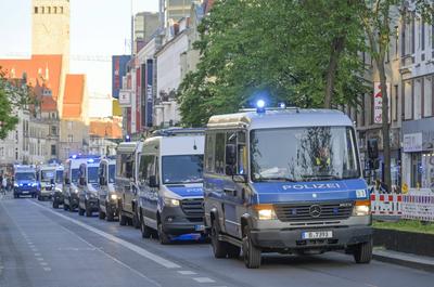 Polizei an der Spitze der Demo, Revolution?re 1. Mai -Demonstration. 01.05.2025, Karl-Marx-Stra?e, Neuk?lln, Berlin, Deutschland-stock-photo