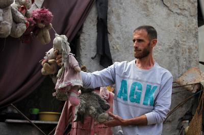 Palestinian man Feras Wishah, 40, is living in a tent erected atop the ruins of his destroyed home in Al-Bureij refugee camp in central Gaza, on 03 May 2025. after losing 18 members of his family in an Israeli airstrike that targeted their house-stock-foto