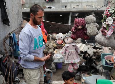 Palestinian man Feras Wishah, 40, is living in a tent erected atop the ruins of his destroyed home in Al-Bureij refugee camp in central Gaza, on 03 May 2025. after losing 18 members of his family in an Israeli airstrike that targeted their house-stock-foto