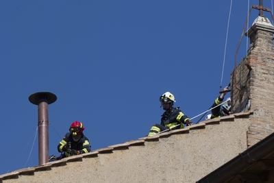 ITALY -  SETTING UP OF THE SISTINE CHAPEL AND INSTALLATION OF THE CHIMNEY BEFORE THE START OF THE CONCLAVE - 2025/5/3-stock-foto