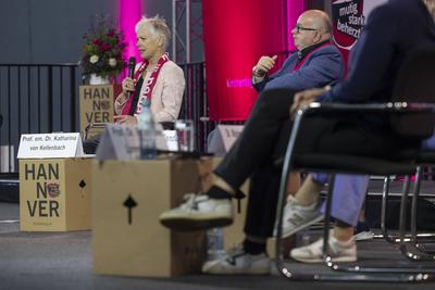 Podium Sexualisierte Gewalt und Machtmissbrauch-stock-foto