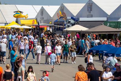 Maimarkt Mannheim 2025: Viele Besucher am Br?ckentag 02. Mai. Der Mannheimer Maimarkt ist die gr??te regionale Verbrauch-stock-photo