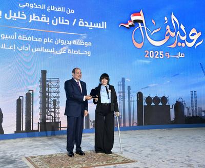 Egyptian President Abdel Fattah El-Sisi participates in the Labor Day celebrations at the Suez Steel Company headquarters-stock-foto