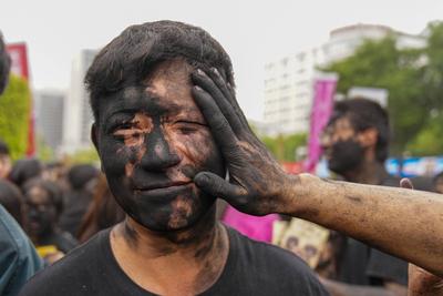 PU ER, CHINA - MAY 02: People take part in a folk event called daubing face black on May 2, 2025 in Mojiang Hani Autonom-stock-foto