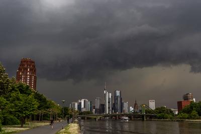 Gewitterfront ?ber Frankfurt-stock-foto