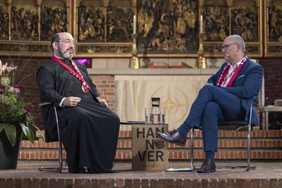 Dialogbibelarbeit am Kirchentag mit Bischof Emmanuel von Christoupolis-stock-foto