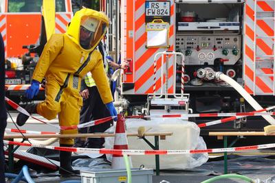 Gro?er Einsatz wegen thermischer Reaktionen mehrerer Chemikalien in Remscheid-stock-foto