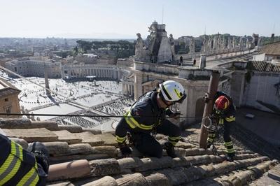 ITALY -  SETTING UP OF THE SISTINE CHAPEL AND INSTALLATION OF THE CHIMNEY BEFORE THE START OF THE CONCLAVE - 2025/5/3-stock-foto